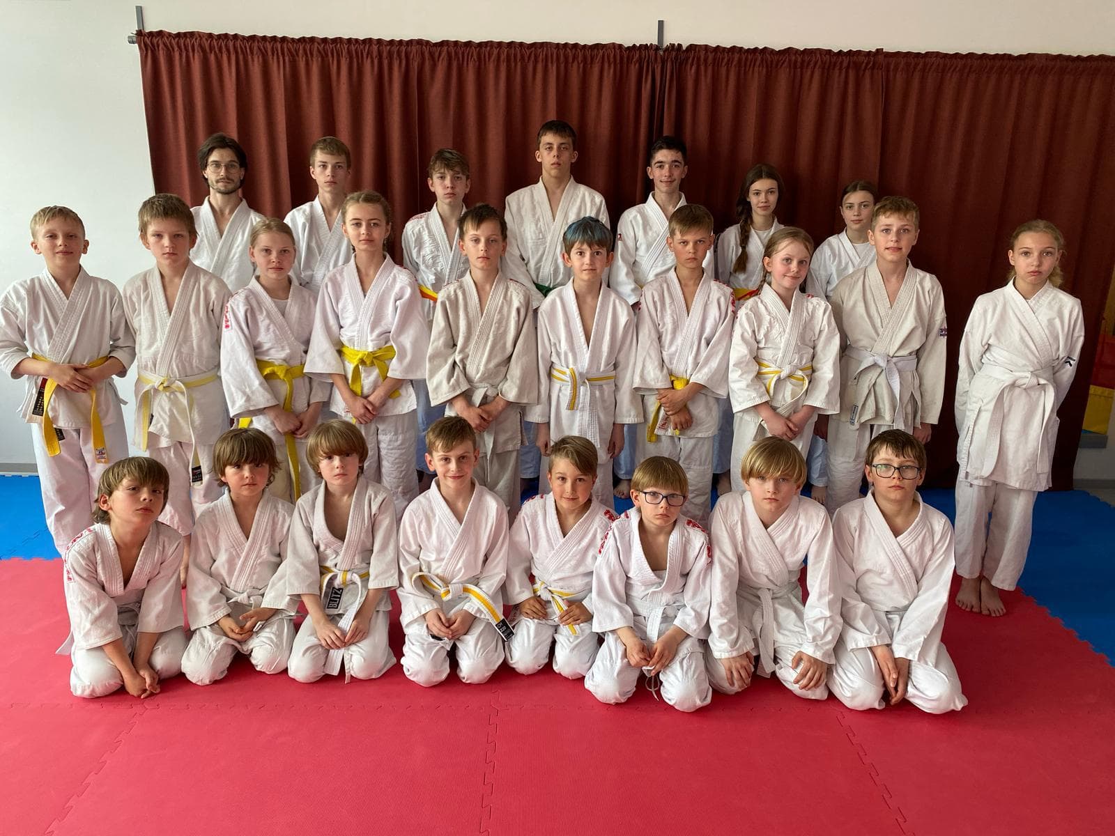 Společné foto skupiny na tatami