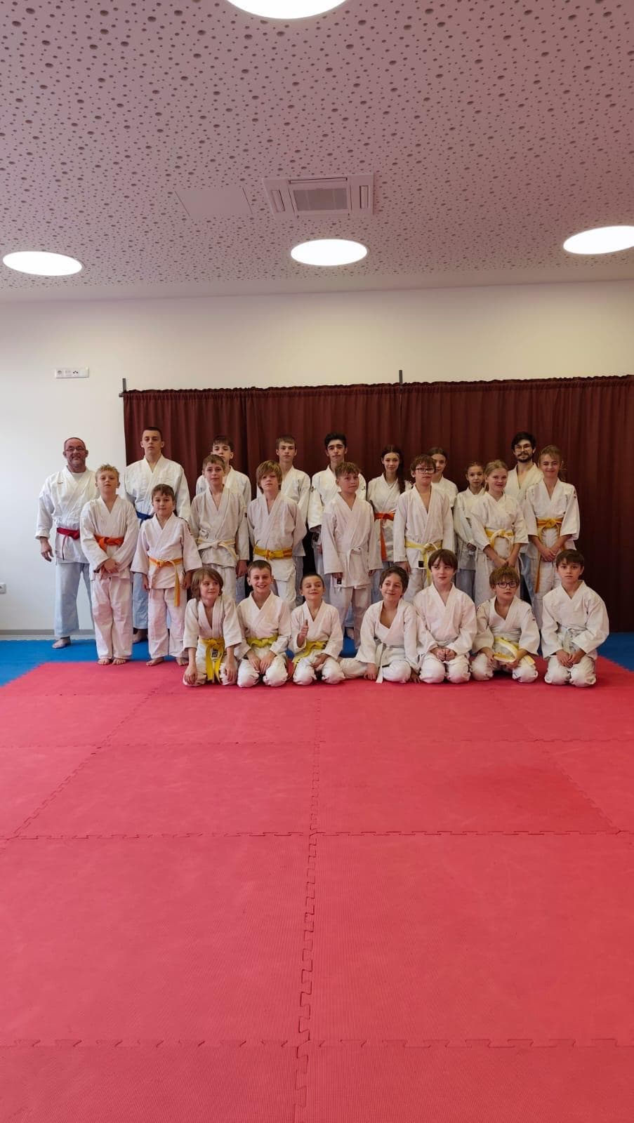 Společné foto skupiny v dojo