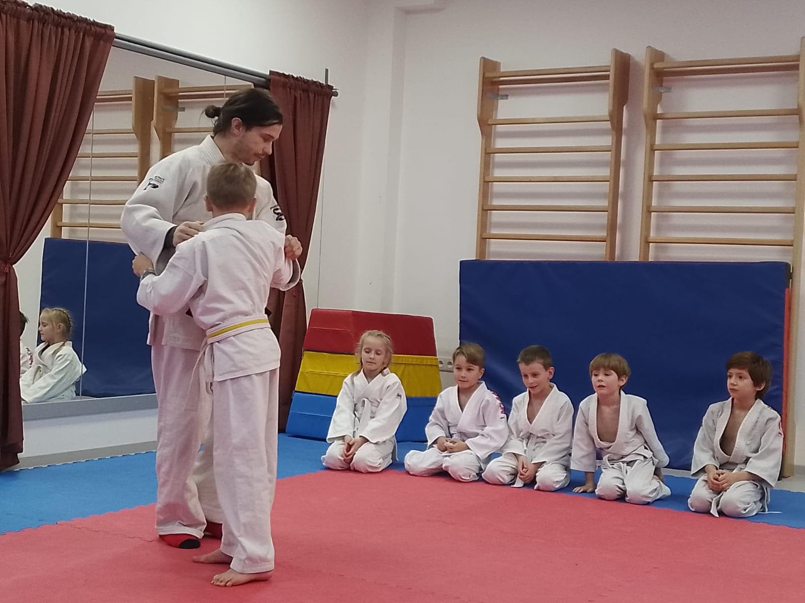 Skupina při tréninku v tělocvičně