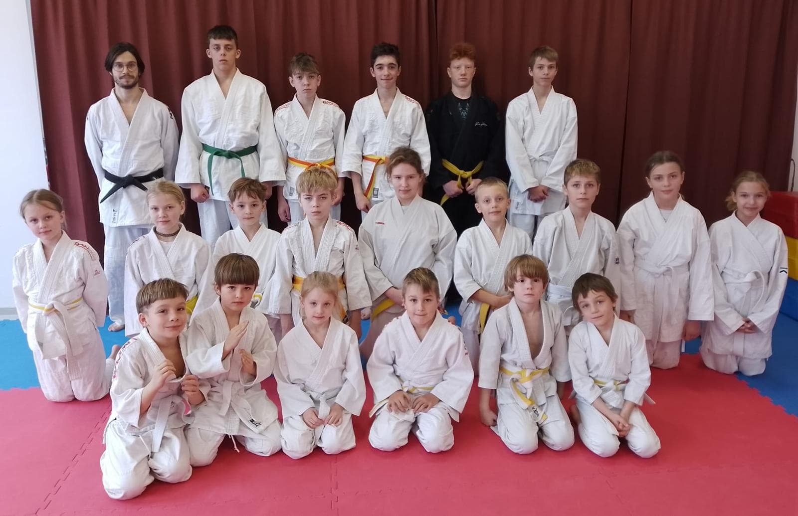 Skupina v kleče na tatami
