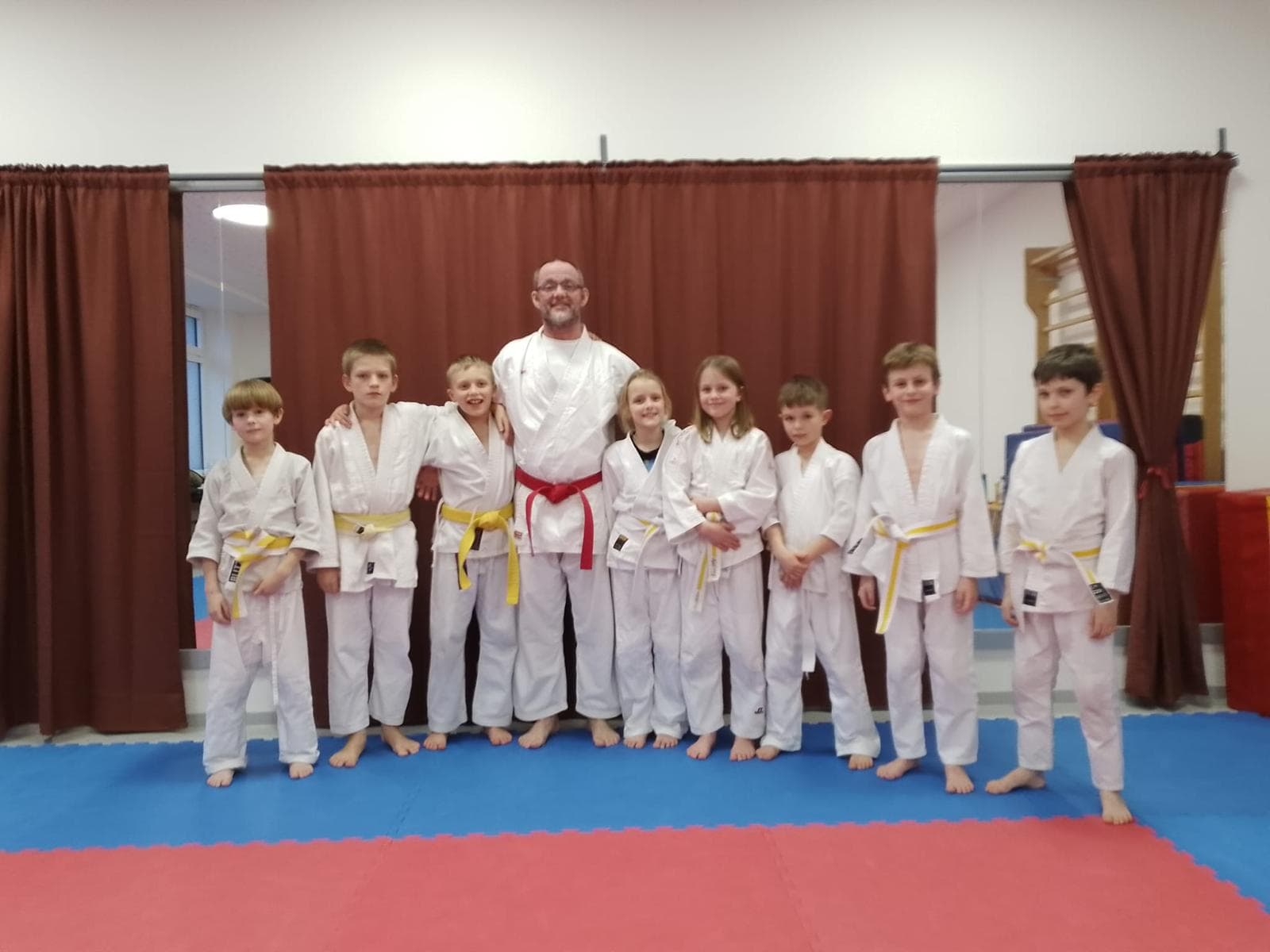 Skupina dětí na tatami