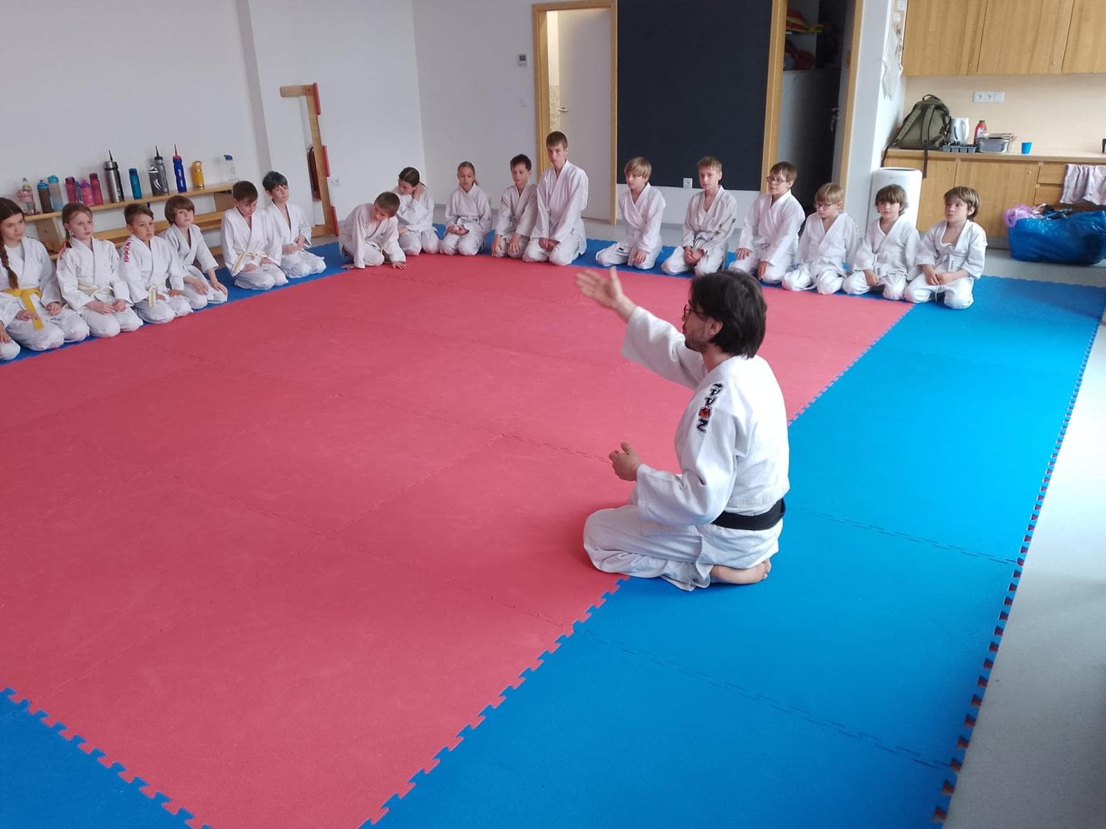 Děti na tatami při tréninku
