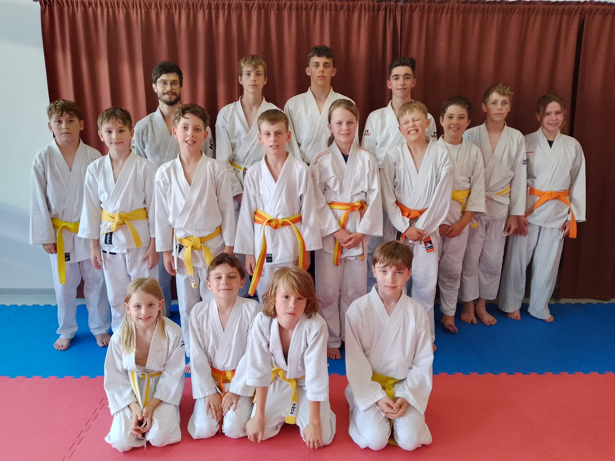 Společné foto celé skupiny dětí a mládeže v dojo